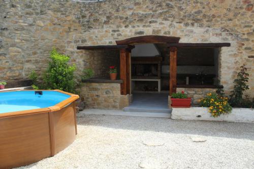 Piscina y barbacoa